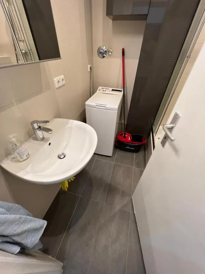 Apartment Berlin Hauptbahnhof: Family-Friendly Group Stay for 8