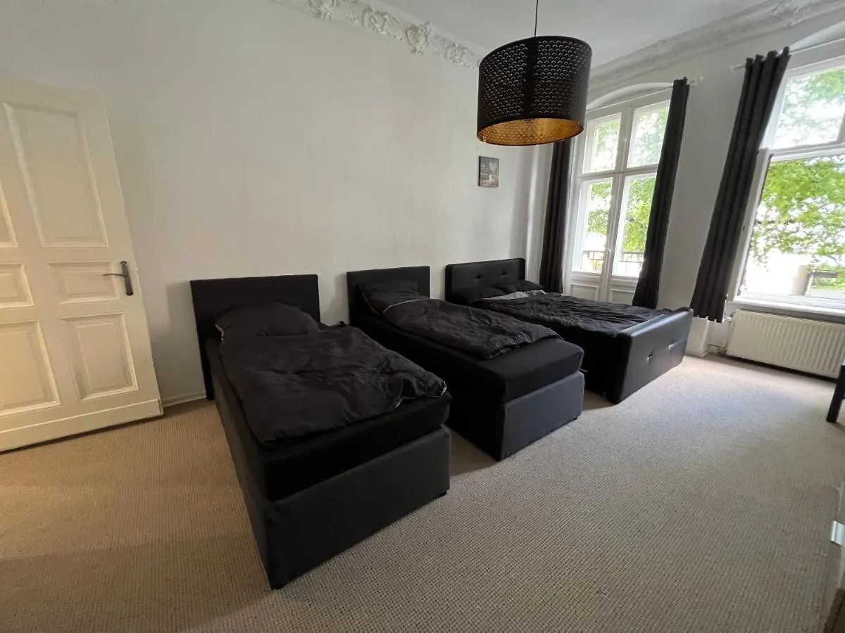 Apartment Berlin Hauptbahnhof: Family-Friendly Group Stay for 8