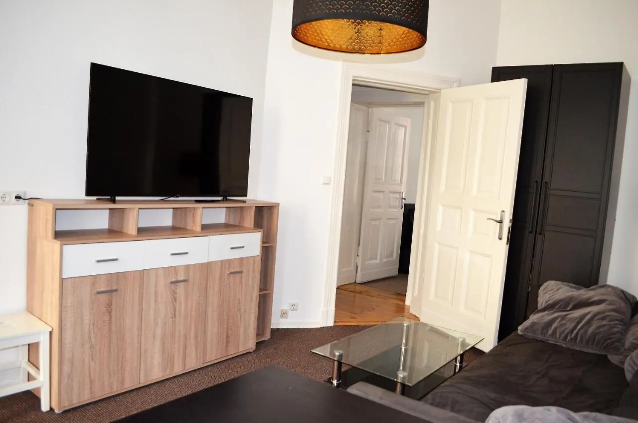 Apartment Berlin Hauptbahnhof: Family-Friendly Group Stay for 8