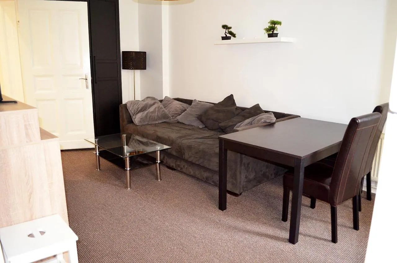 Apartment Berlin Hauptbahnhof: Family-Friendly Group Stay for 8