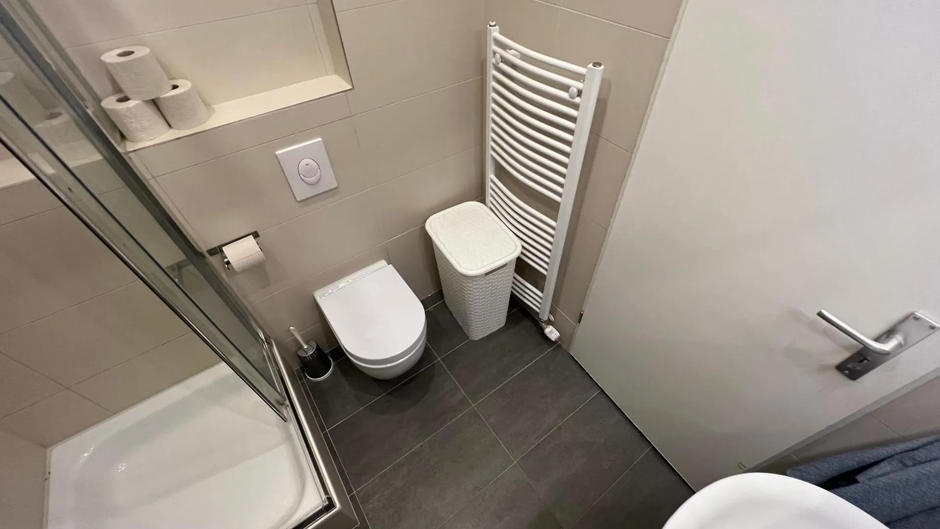 Apartment Berlin Hauptbahnhof: Family-Friendly Group Stay for 8